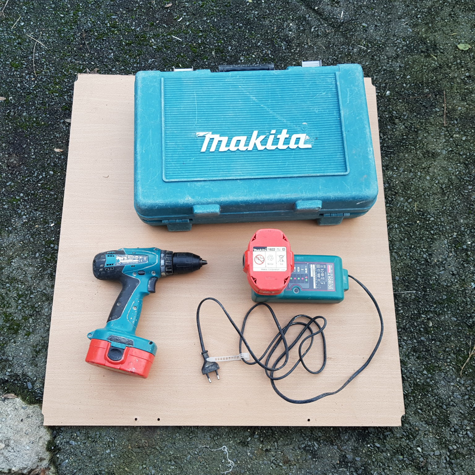 Makita 6391D Perceuse, Visseuse 18V (en coffret avec 2 batteries et — free download